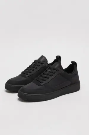 Schwarze Sneakers