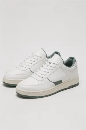 Weiße Sneakers