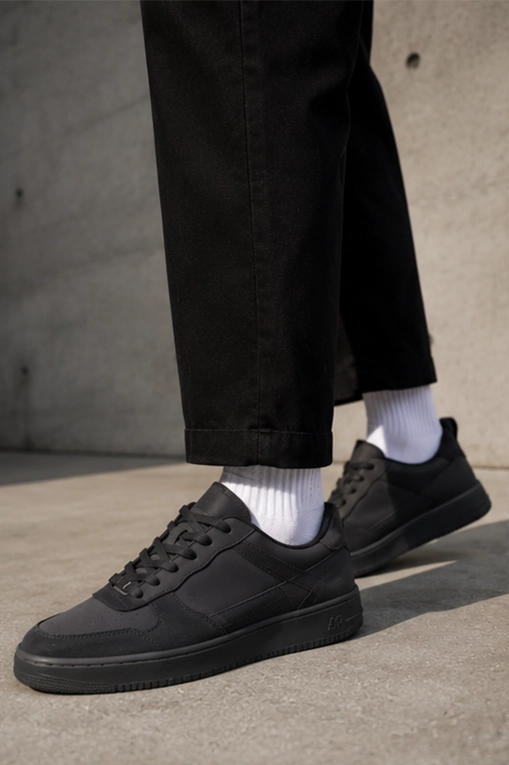 Schwarze Sneakers