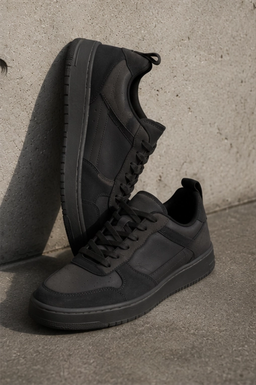 Schwarze Sneakers